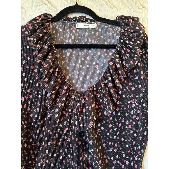 MNG Mango Pleated Floral Blouse Relaxed V-Neck Black Cottage Women Medium - Picture 5 of 11